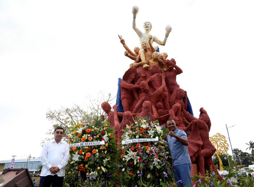 PORTADA. OFRENDA FLORAL A ALEXIS ARGUELLO Y ROBERTO CLEMENTE