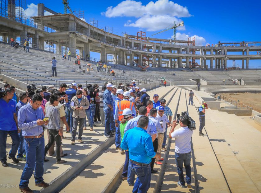 PORTADA. RECORRIDO POR ESTADIO DE BEISBOL